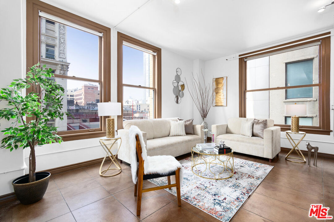 215 W 7th St Unit: 805