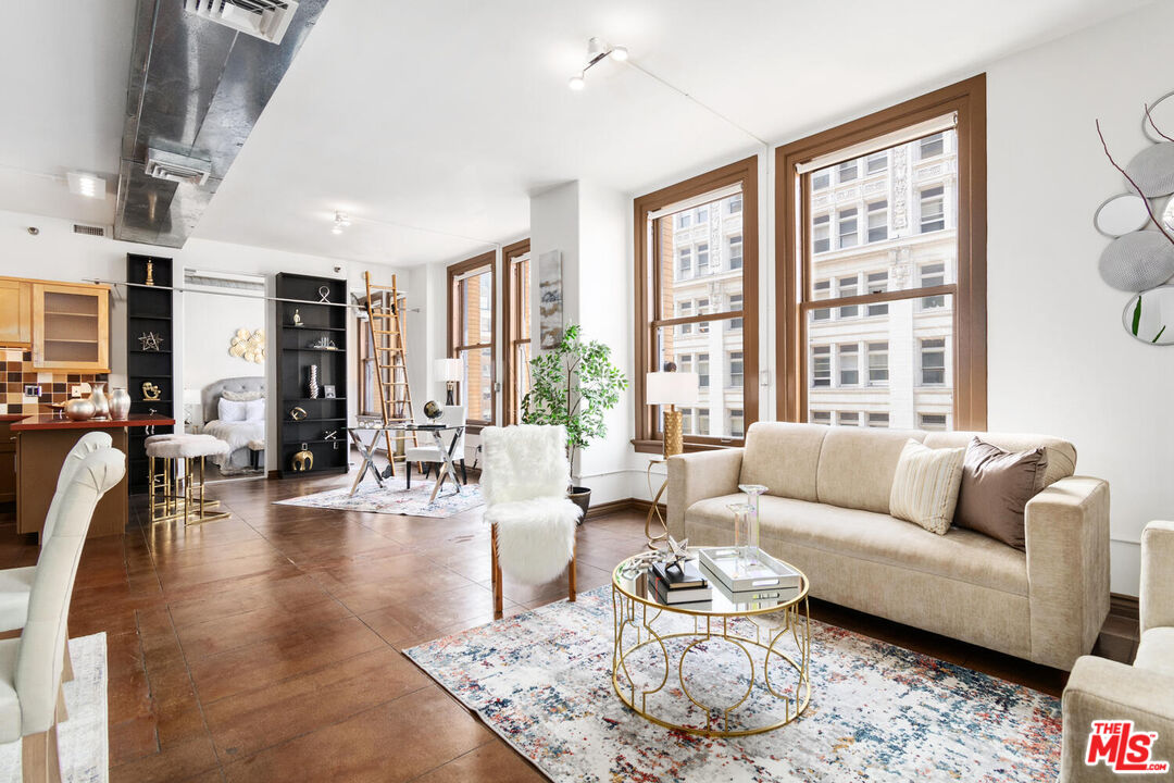 215 W 7th St Unit: 805