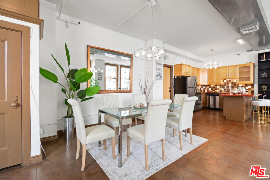 215 W 7th St Unit: 805