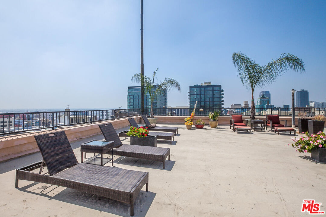 215 W 7th St Unit: 805