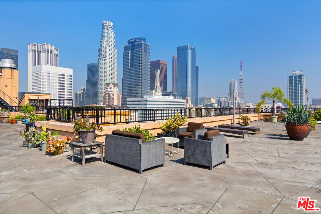 215 W 7th St Unit: 805