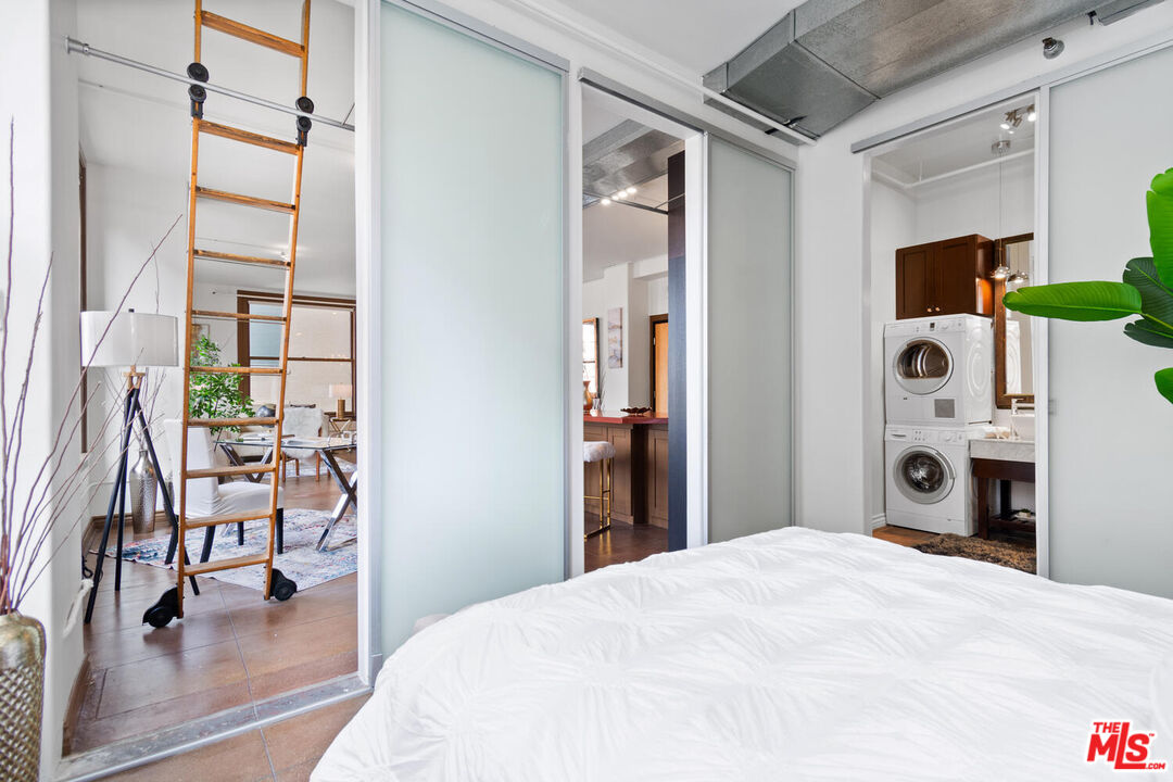 215 W 7th St Unit: 805