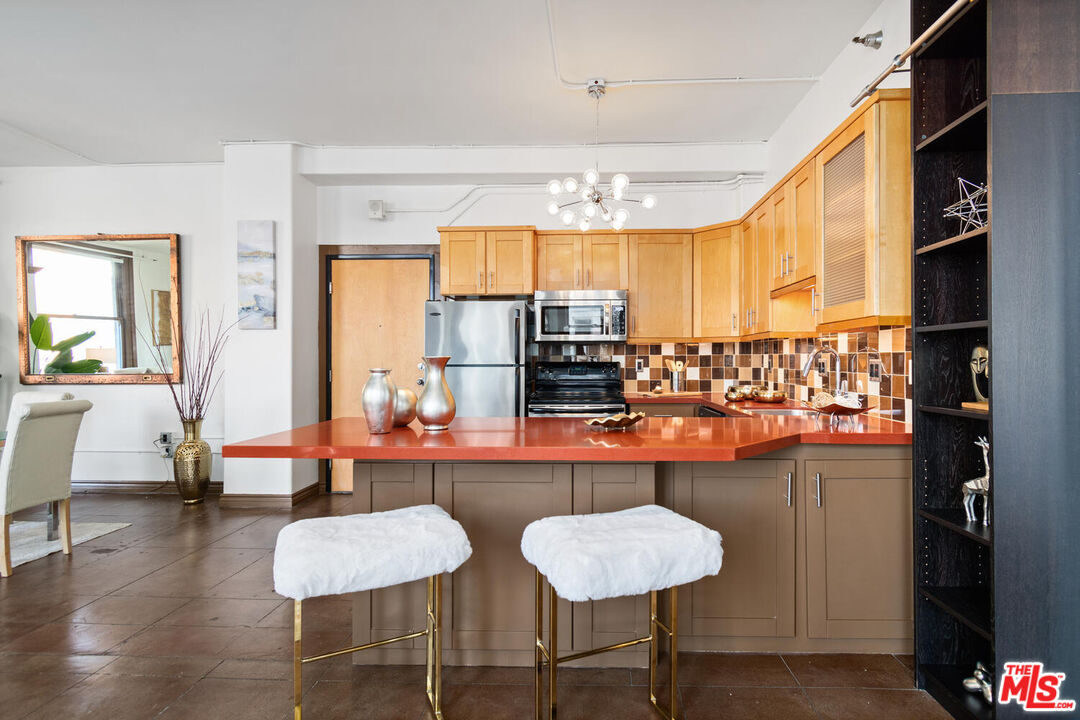 215 W 7th St Unit: 805