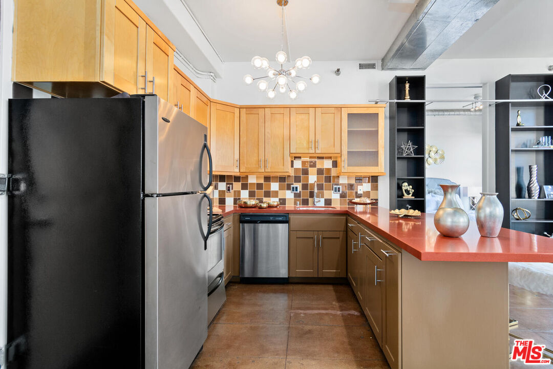 215 W 7th St Unit: 805