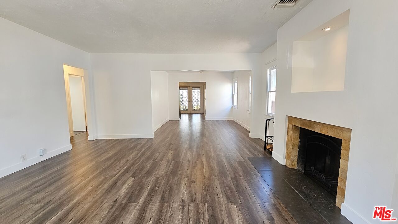 1209 N Genesee Ave
