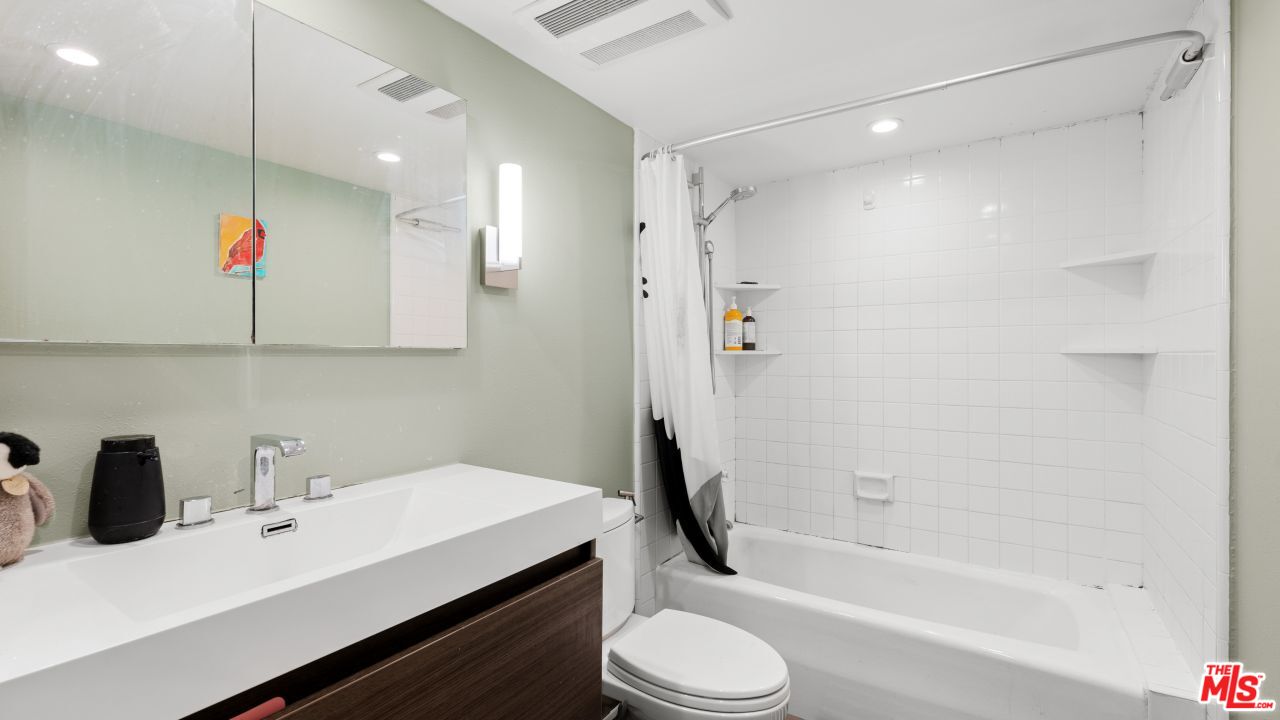 821 Bay St Unit: C3