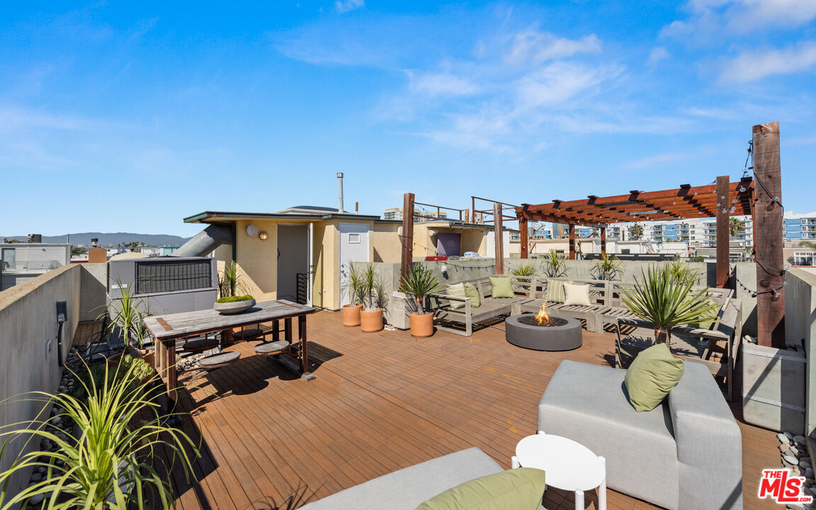 114 Galleon St Unit: 4