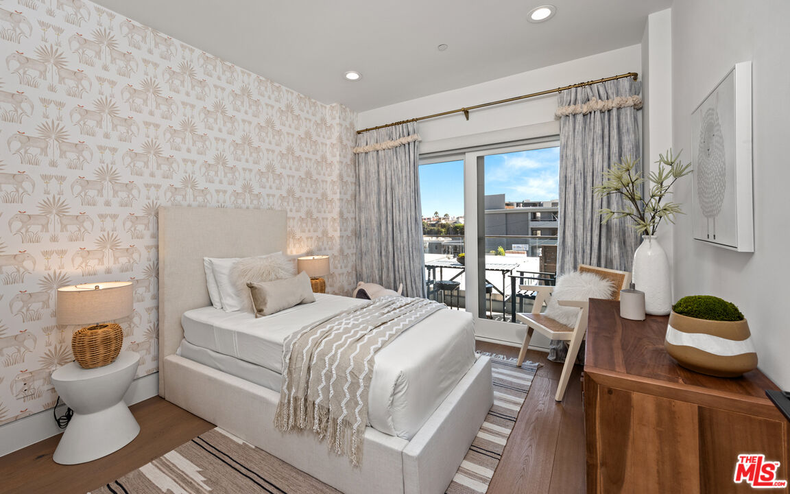 114 Galleon St Unit: 4