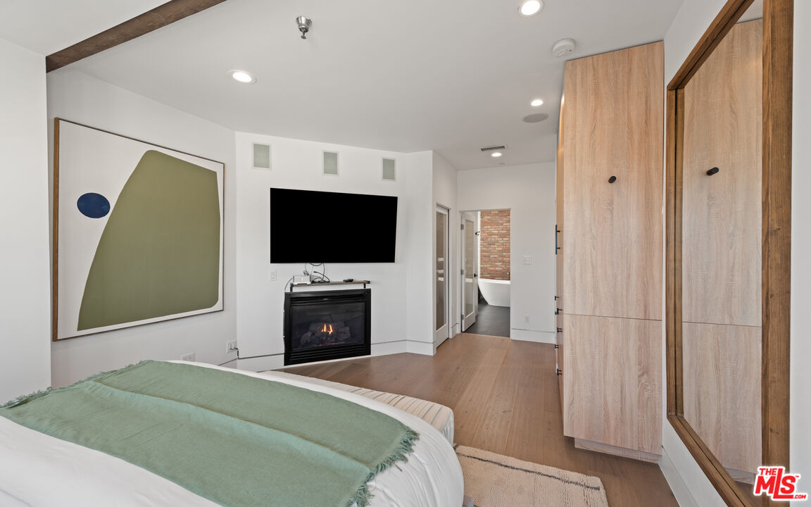 114 Galleon St Unit: 4