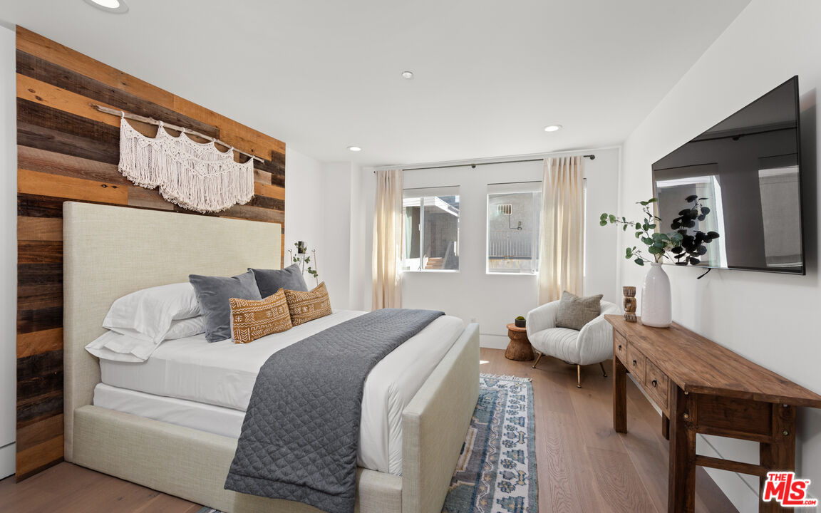 114 Galleon St Unit: 4