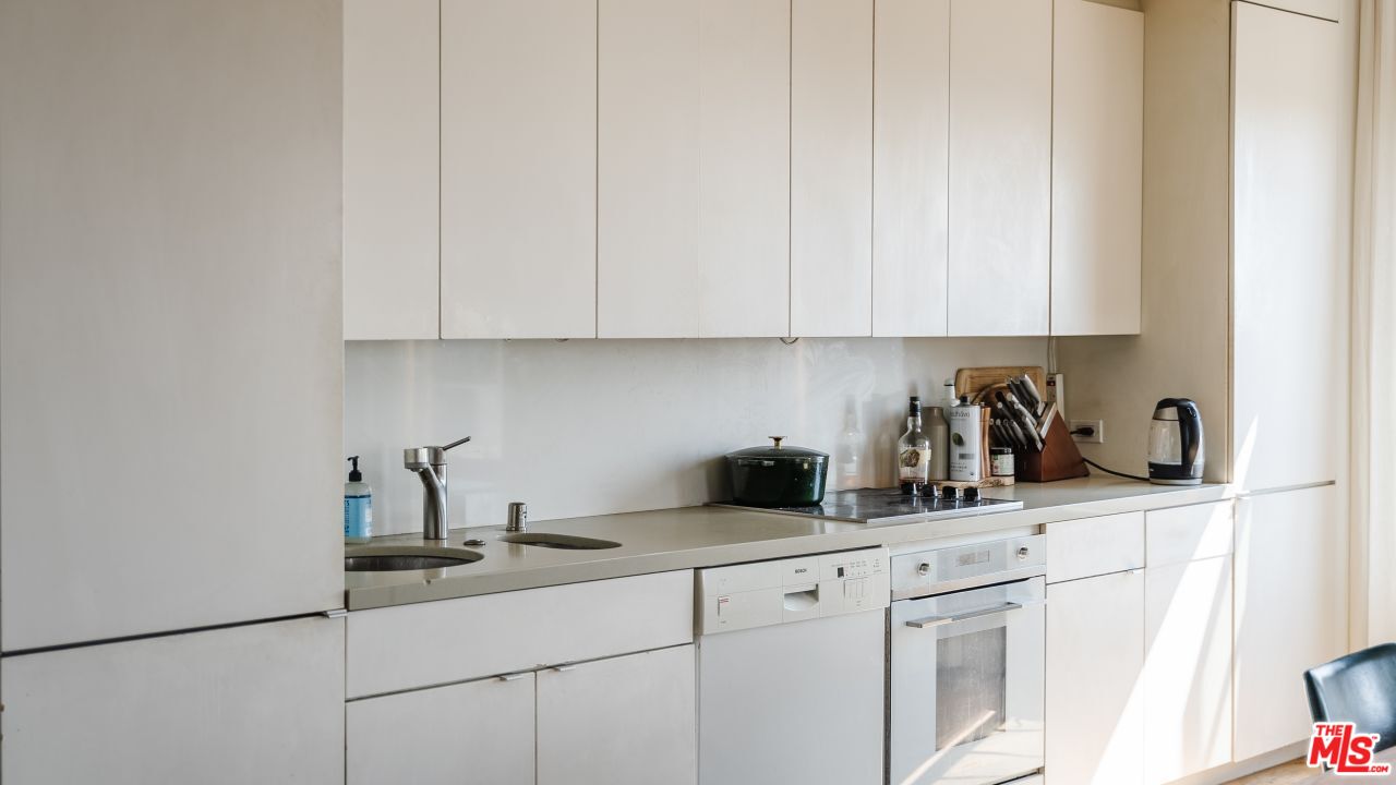 109 N Sycamore Ave Unit: 501