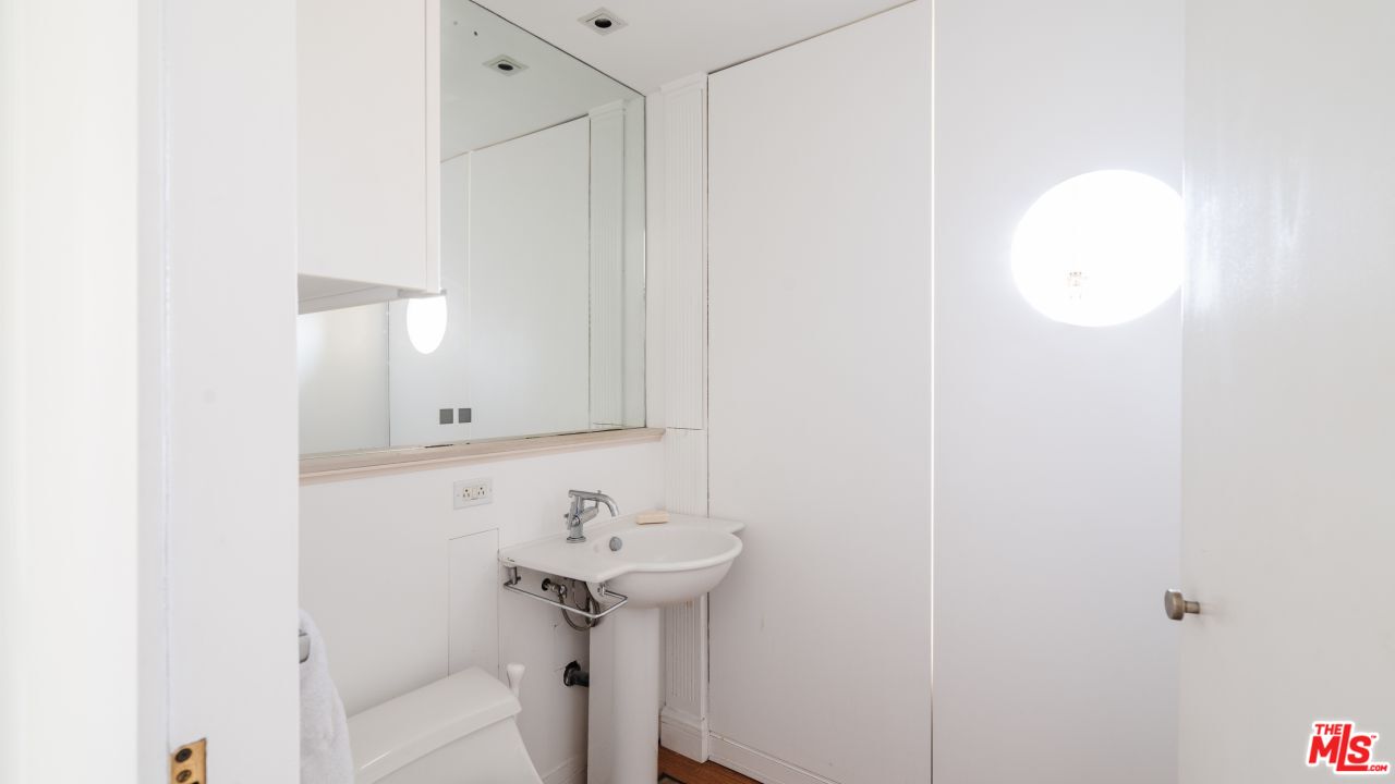109 N Sycamore Ave Unit: 501
