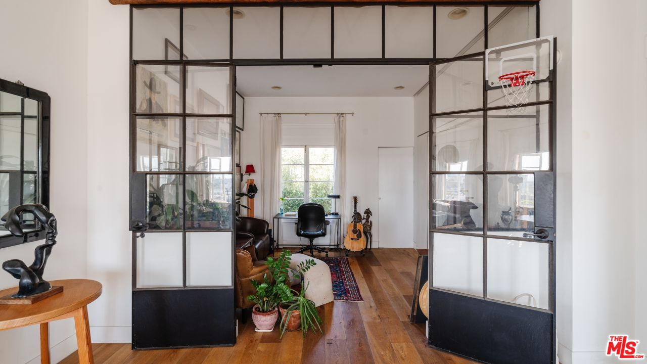 109 N Sycamore Ave Unit: 501