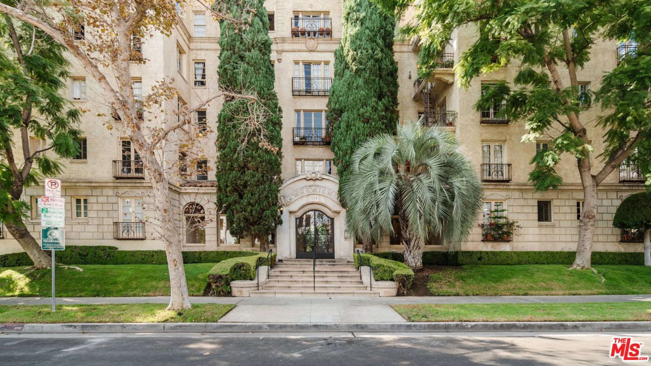 109 N Sycamore Ave Unit: 501