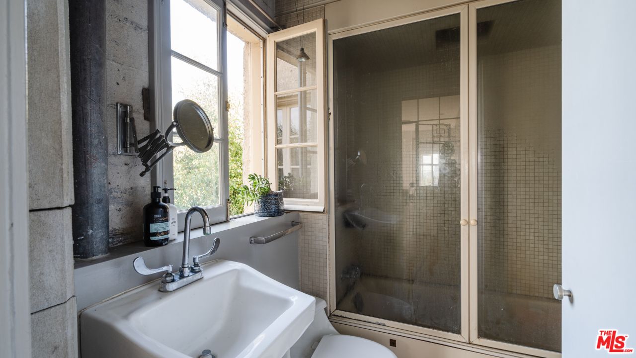 109 N Sycamore Ave Unit: 501