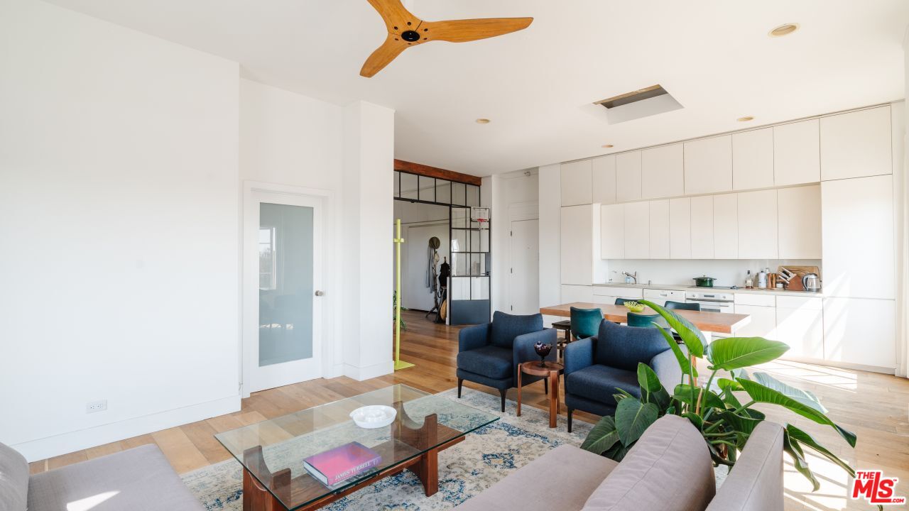 109 N Sycamore Ave Unit: 501
