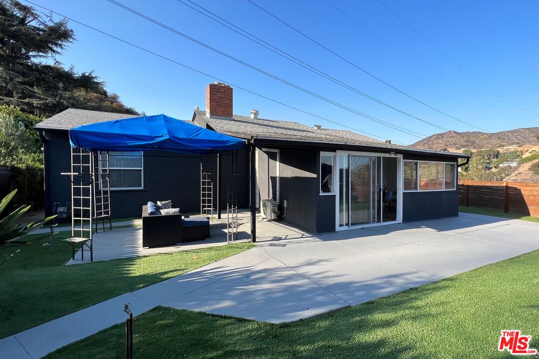6744 Mulholland Dr