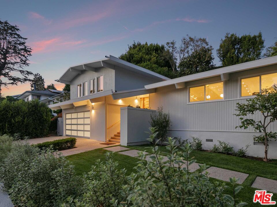218 N Bundy Dr