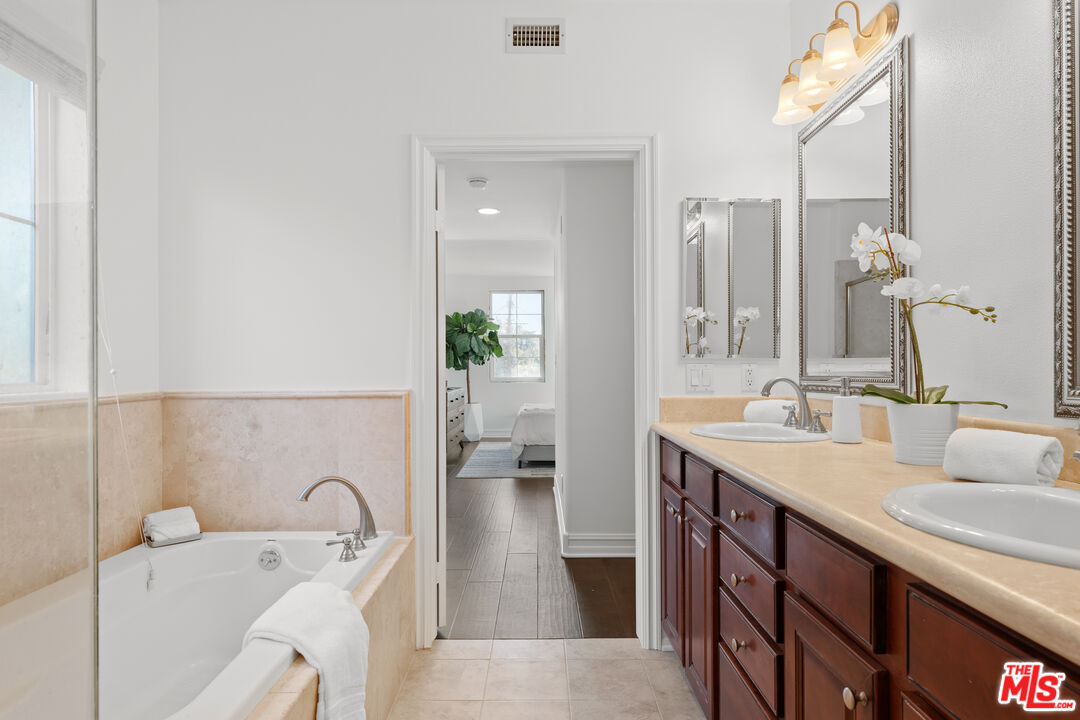14242 Burbank Blvd Unit: 104