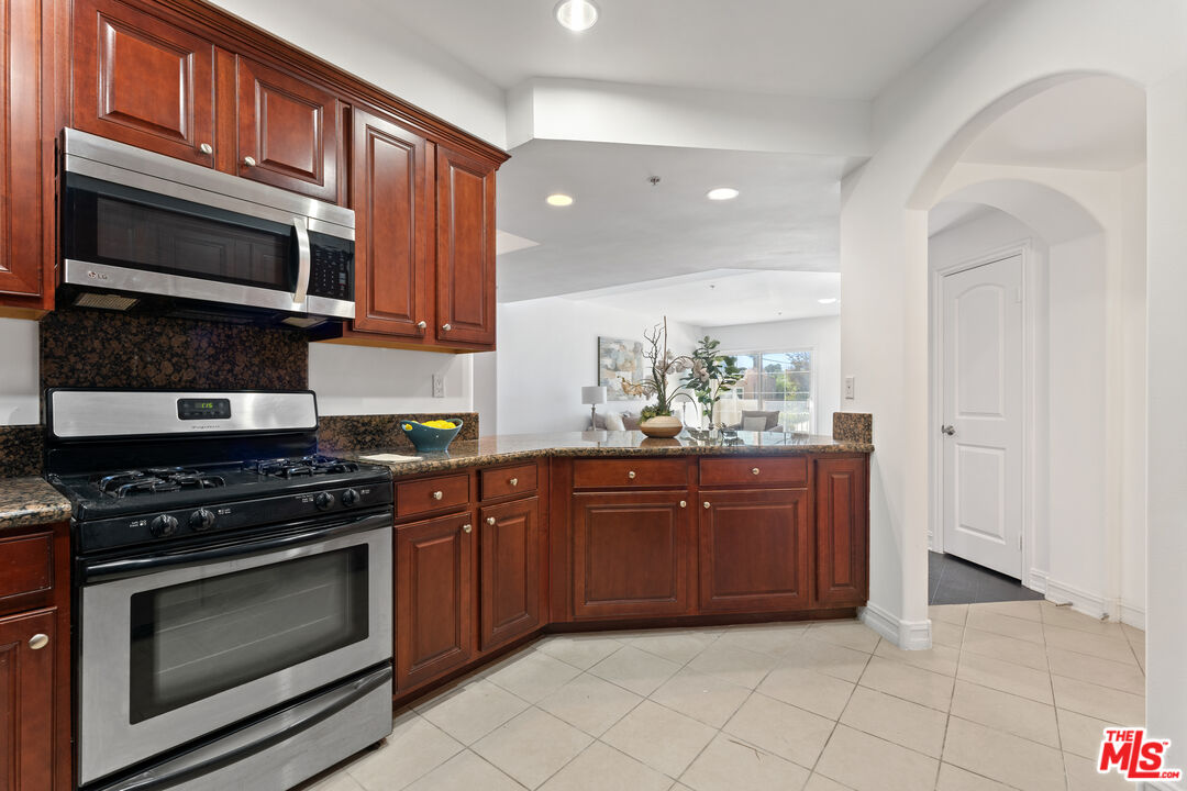 14242 Burbank Blvd Unit: 104