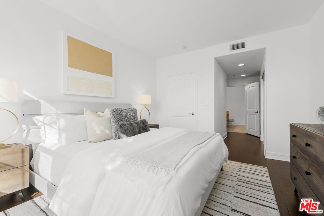 14242 Burbank Blvd Unit: 104