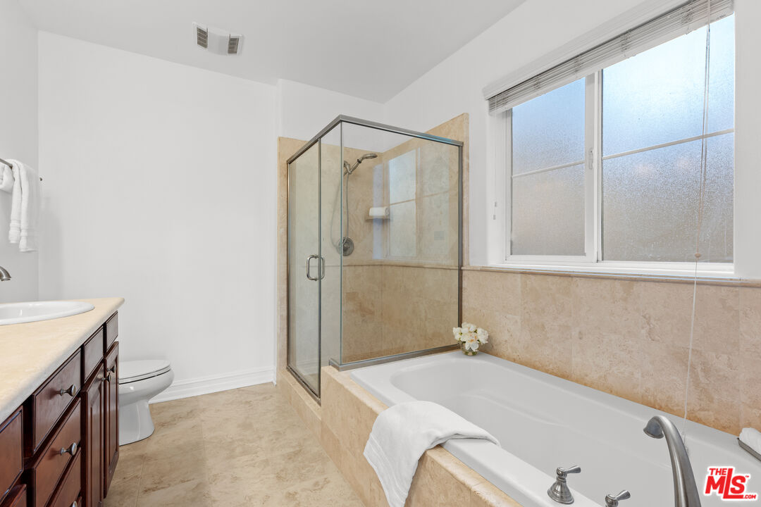 14242 Burbank Blvd Unit: 104