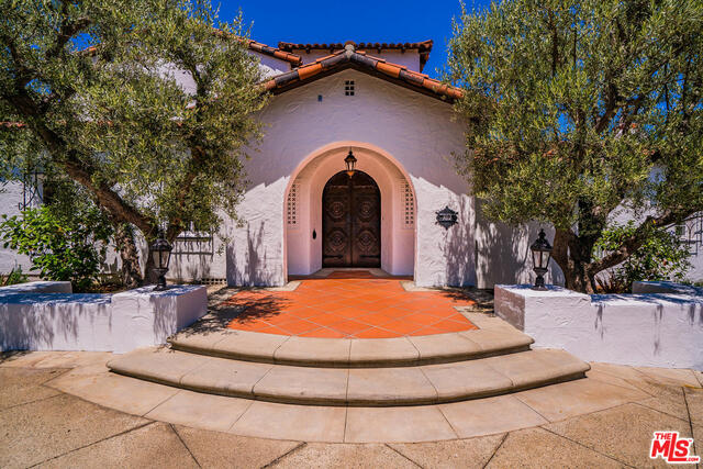 702 N MAPLE DR