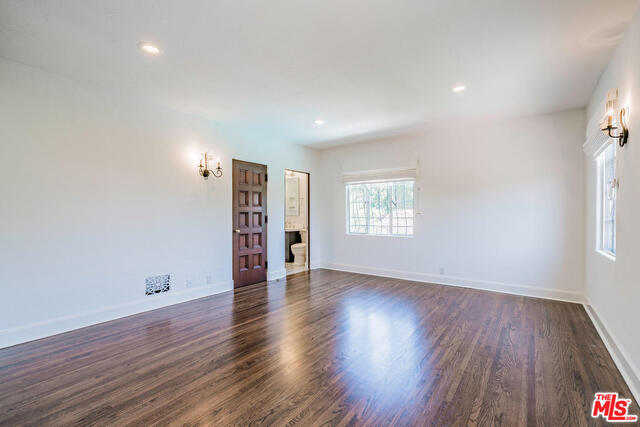 702 N MAPLE DR