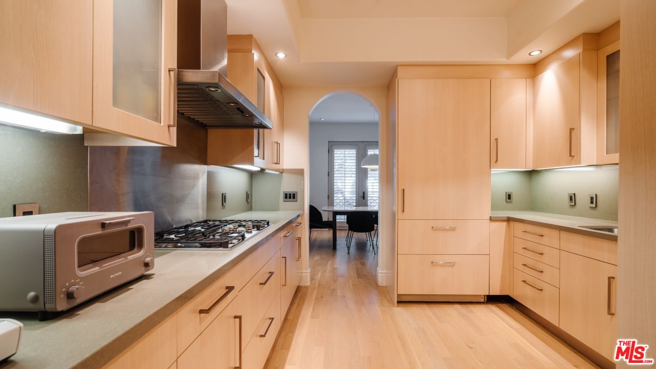137 S Spalding Dr Unit: 106