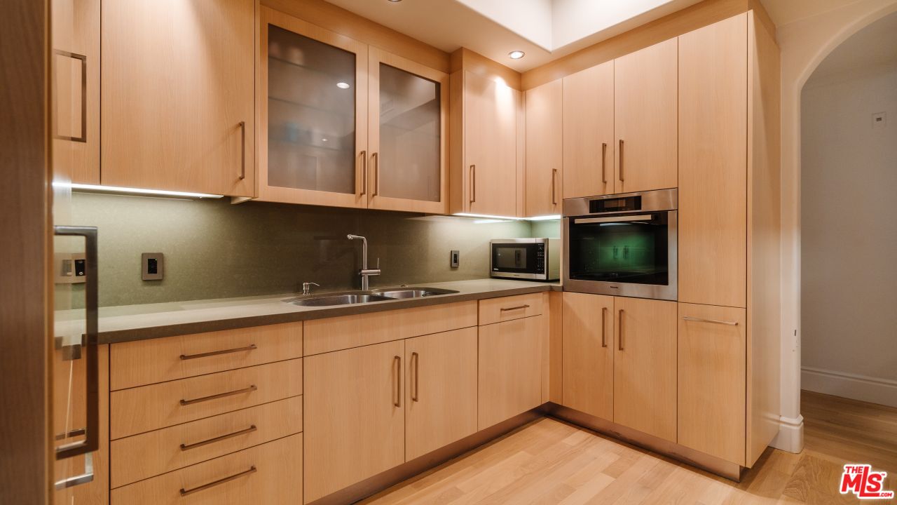 137 S Spalding Dr Unit: 106