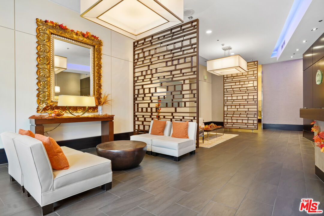 1100 S Hope St Unit: 808