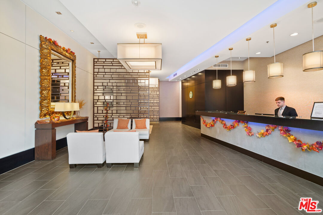 1100 S Hope St Unit: 808