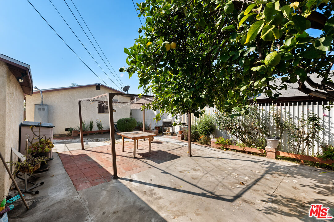 2711 Norton Ave