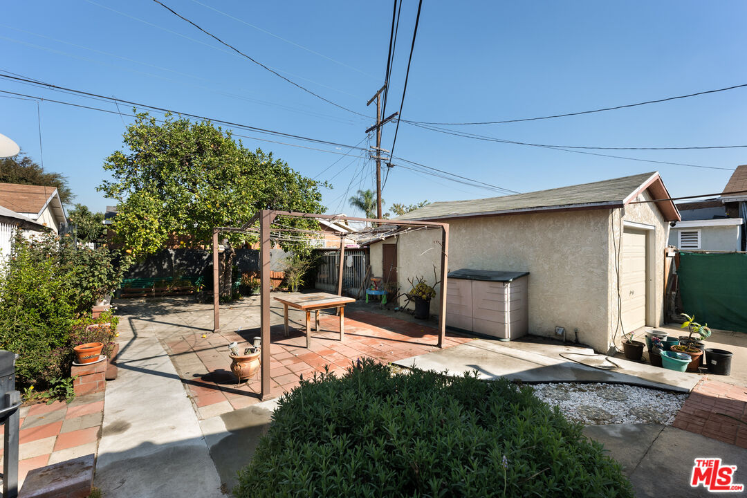 2711 Norton Ave