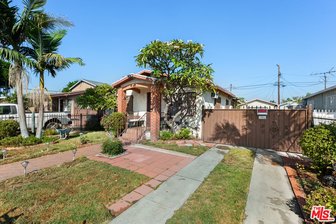 2711 Norton Ave