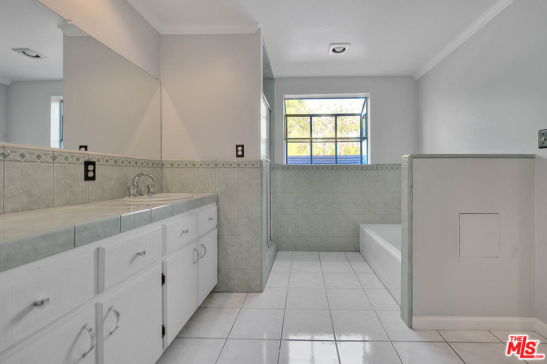 4271 La Salle Ave