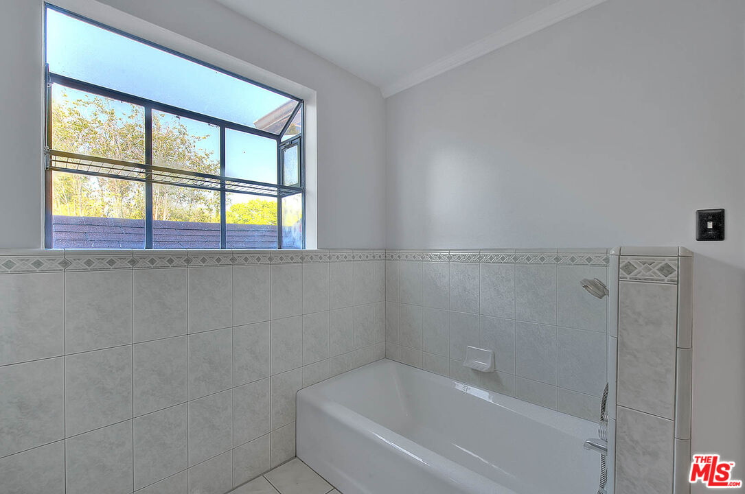 4271 La Salle Ave