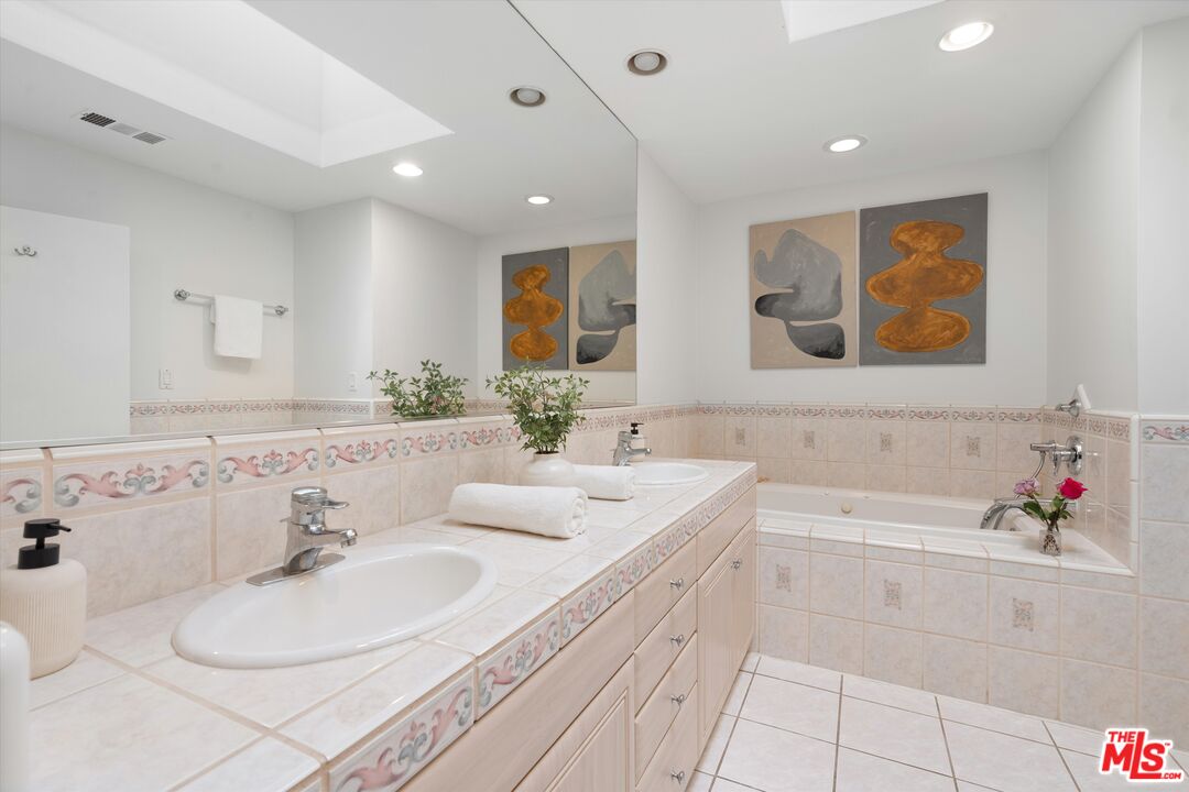 3219 LAUREL CANYON