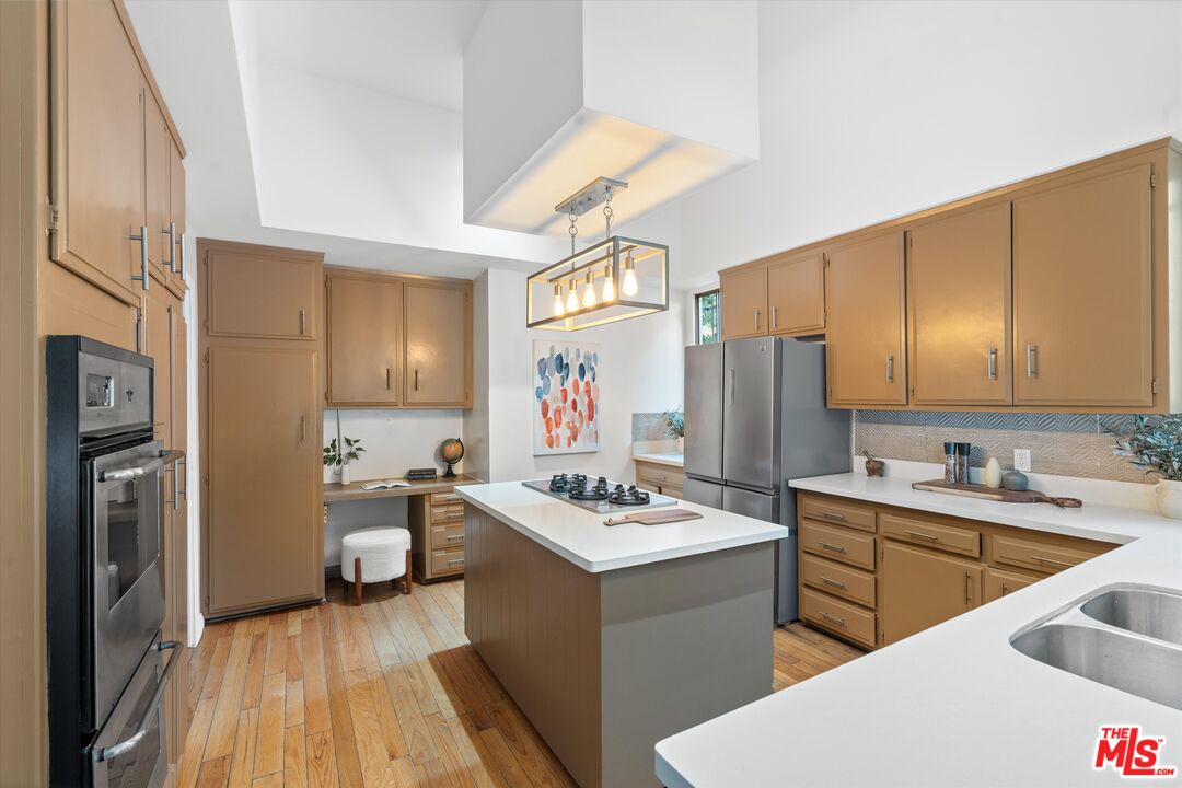 3219 LAUREL CANYON