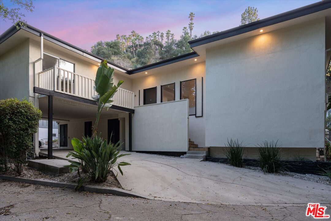 3219 LAUREL CANYON