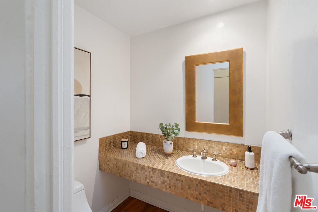 3219 LAUREL CANYON