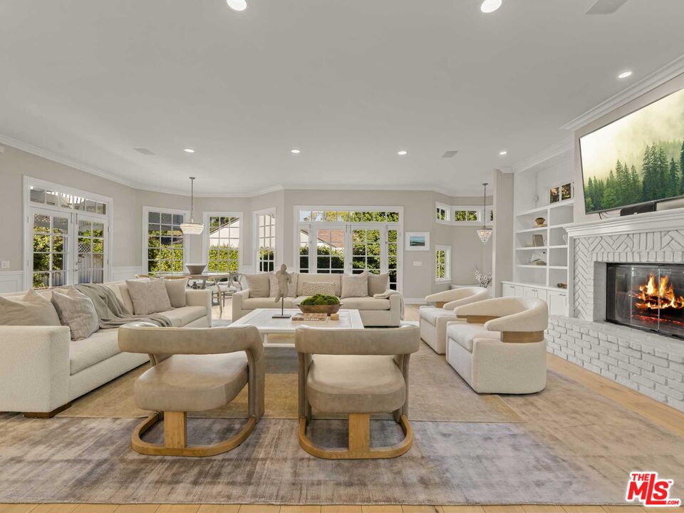 3925 Woodfield Dr