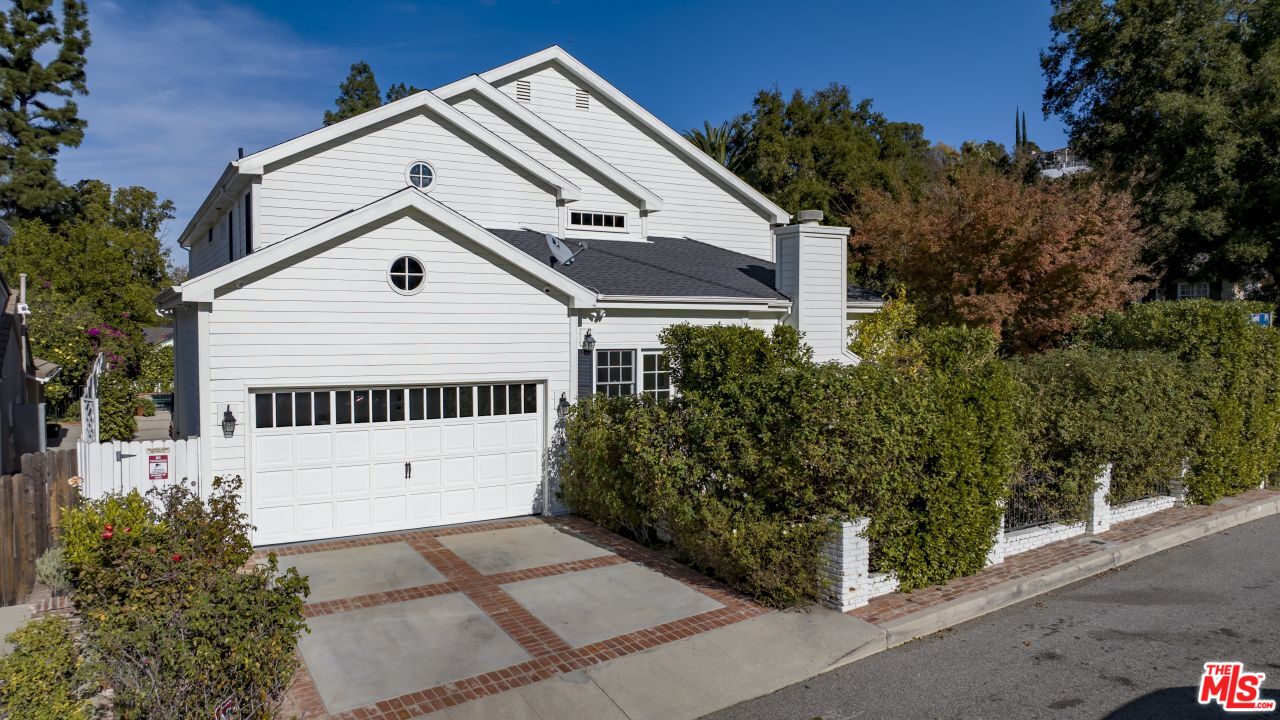 3925 Woodfield Dr