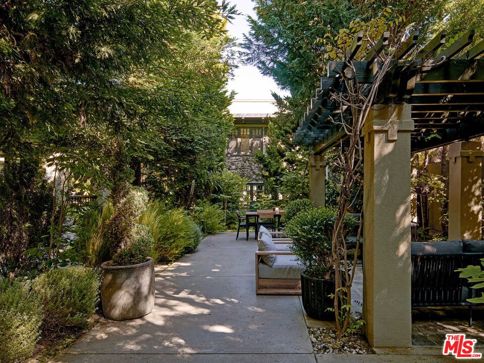 2020 Georgina Ave