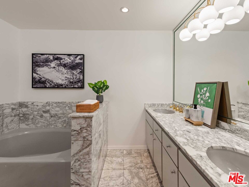 325 S Swall Dr Unit: 404