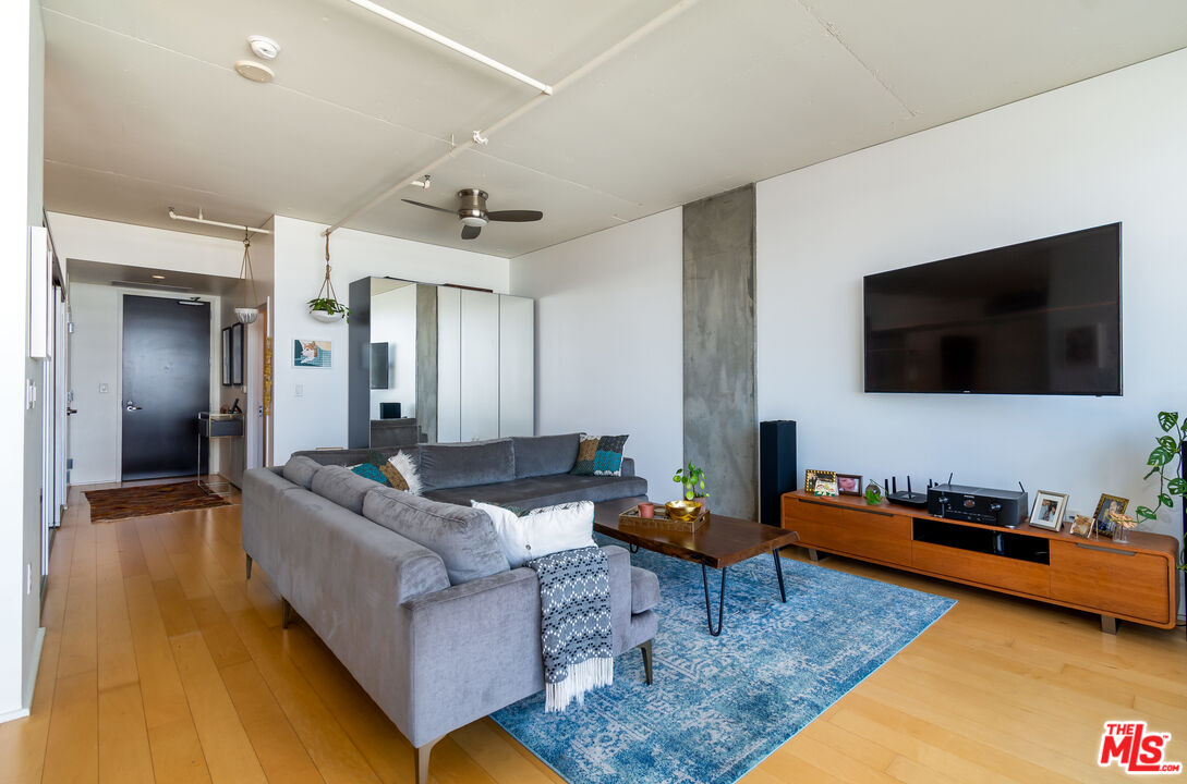 1100 S Hope St Unit: 1110