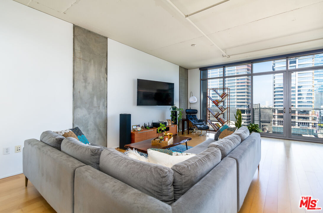 1100 S Hope St Unit: 1110