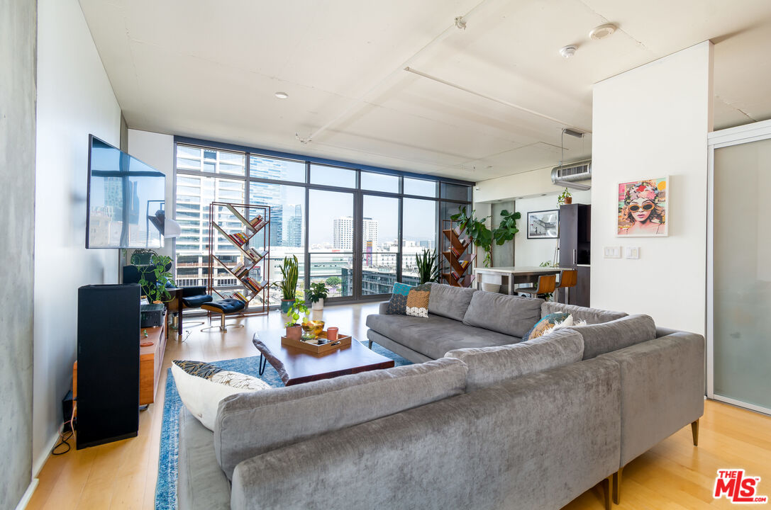 1100 S Hope St Unit: 1110
