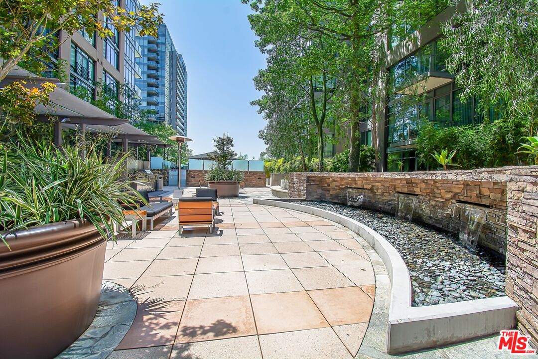 1100 S Hope St Unit: 1110