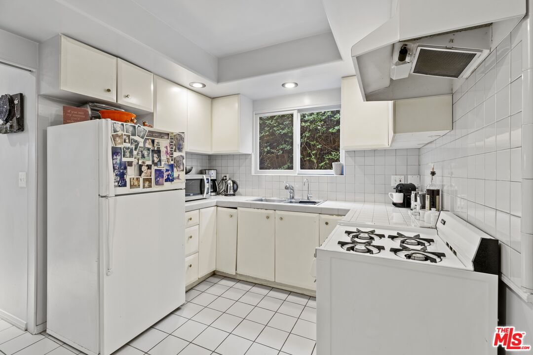 1221 Poinsettia Dr